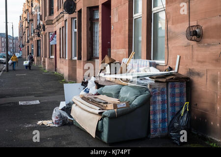 Müll stapelte sich auf der Straße vor dem Mietshaus im Stadtteil Govanhill in Glasgow, Schottland, Vereinigtes Königreich Stockfoto