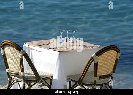 Restaurant Tisch für Zwei, am Rande des Wassers, mit Blick auf das Meer. Stockfoto