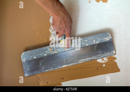 Renovierung Arbeitnehmer hand Verputzen der Wand Stockfoto
