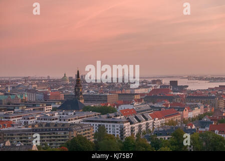 Kopenhagen Skyline mit industriellen Hafen bei Sonnenaufgang Stockfoto