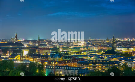 Skyline von Kopenhagen Innenstadt, endlosen Lichter der Stadt Stockfoto