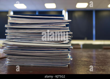 Stapel der Student Notebooks in der Schule Klassenzimmer auf einer alten hölzernen Schreibtisch Stockfoto