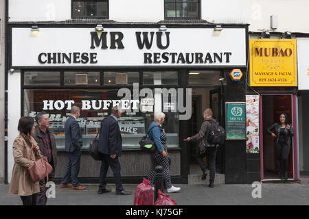 Wardour Street, London - September 6,2017: die Menschen besuchen Herr Wu chinesischen Restaurant auf Wardour Street am 6. September 2017 in London, Vereinigtes Königreich Stockfoto