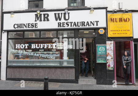 Wardour Street, London - September 6,2017: Der Leiter der Herr Wu chinesische Restaurant steht in der Tür Wardour Street am 6. September 2017 in London, Stockfoto