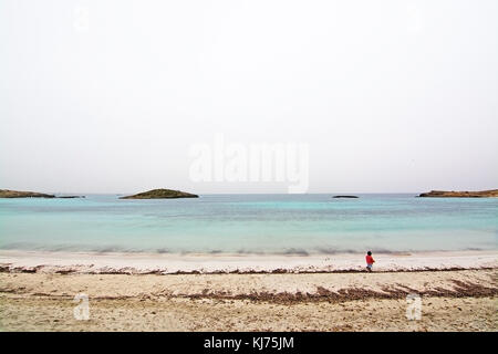 Formentera, Balearen, Spanien - Oktober 25, 2016: Verträumt weich Paradise Strand mit kristallklarem Wasser an einem bewölkten Tag am 25. Oktober 2016 in Stockfoto