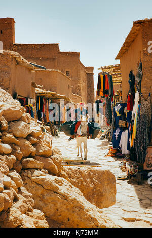 Ouarzazate, Marokko - Juli 27: Ait Ben Haddou Kasbah Marktplatz am 27. Juli 2017 in Ouarzazate, Marokko Stockfoto