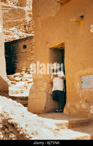 Ouarzazate, Marokko - Juli 27: traditionelle Männer mit Telefon am 27. Juli 2017 in Ouarzazate, Marokko Stockfoto