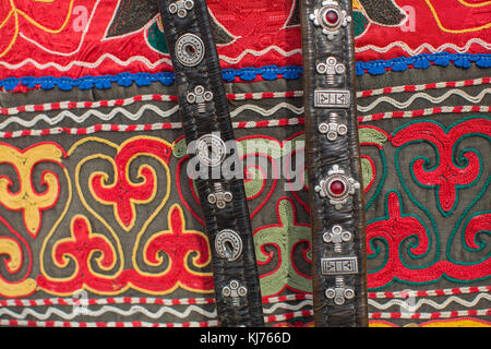 Mongolische Pferd Kabelbaum und Kunsthandwerk verkaufen auf dem Markt. Stockfoto