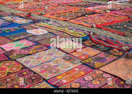 Mongolische Teppiche verkaufen auf dem Markt. Stockfoto