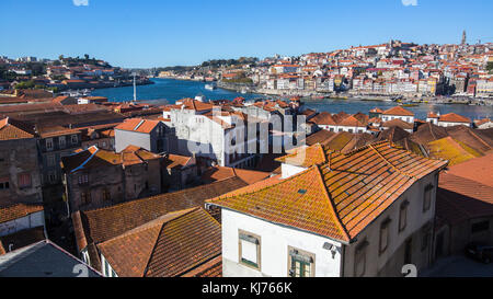 Blick auf den Fluss Douro in Vila Nova de Gaia, Porto, Portugal. Stockfoto