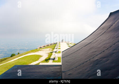 Italienische Wahrzeichen. Ersten Weltkrieg Gedenkstätte von Monte Grappa, Italien. Italienische Alpen Stockfoto