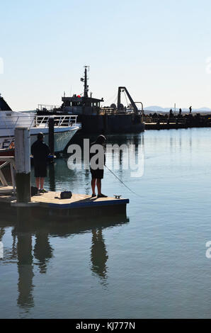 Nelson Bay NSW Australien, Leute fischen vom Dock am Yachthafen in Nelson Bay NSW Australien Stockfoto