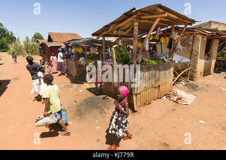 Kleiner Markt mit verschiedenen Ständen Obst und Gemüse, Uganda, Afrika Stockfoto