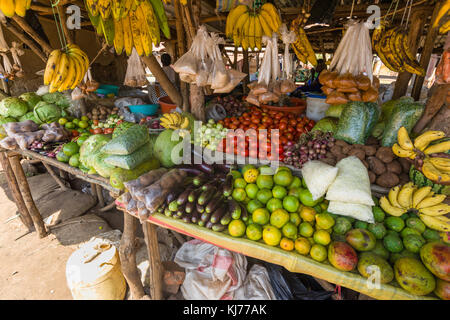 Eine typische ugandischen Markt mit frischem Obst und Gemüse auf dem Display, Uganda, Afrika Stockfoto