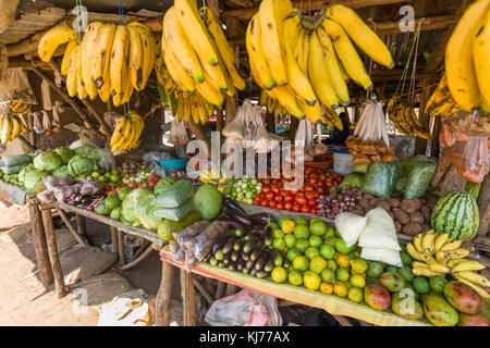 Eine typische ugandischen Markt mit frischem Obst und Gemüse auf dem Display, Uganda, Afrika Stockfoto