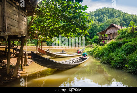 Long-tail Boote in einem Dorf der Pfahlbauten, Thailand Stockfoto