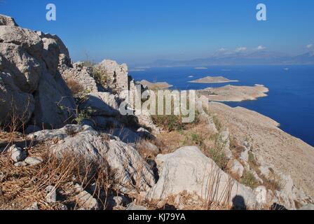 Die Ruinen der mittelalterlichen Kreuzritter Ritter Burg in Chorio auf der griechischen Insel Chalki. Stockfoto