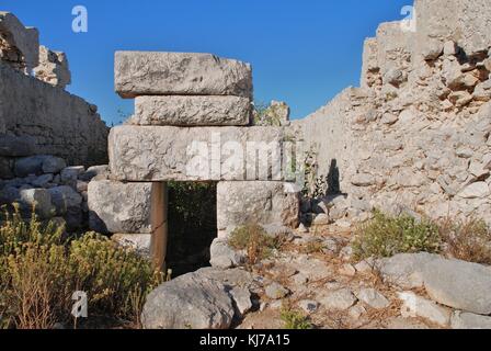 Die Ruinen der mittelalterlichen Kreuzritter Ritter Burg in Chorio auf der griechischen Insel Chalki. Stockfoto