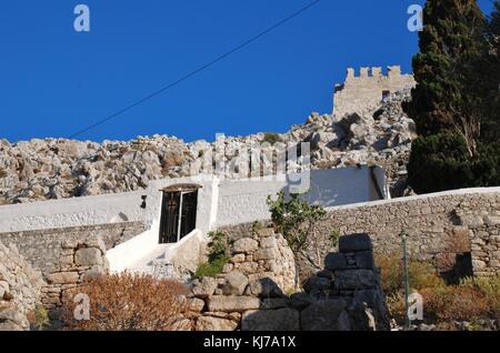 Die Kirche der Panagia (Jungfrau Maria) mit dem mittelalterlichen Kreuzritter Ritter Schloss oben auf chorio auf der griechischen Insel Chalki. Stockfoto