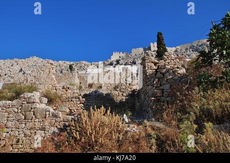 Die Kirche der Panagia (Jungfrau Maria) mit dem mittelalterlichen Kreuzritter Ritter Schloss oben auf chorio auf der griechischen Insel Chalki. Stockfoto