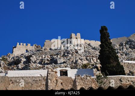 Die Kirche der Panagia (Jungfrau Maria) mit dem mittelalterlichen Kreuzritter Ritter Schloss oben auf chorio auf der griechischen Insel Chalki. Stockfoto