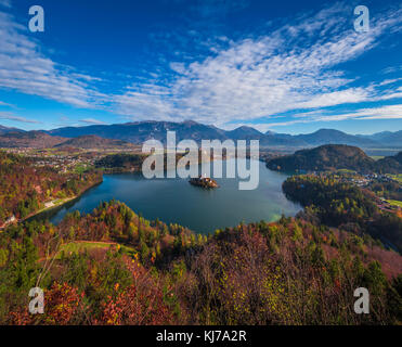 Bled, Slowenien - Blick auf die Skyline des Bleder Sees, vom Aussichtspunkt Ojstrica mit berühmter Wallfahrtskirche Mariä Himmelfahrt, Tradition Stockfoto