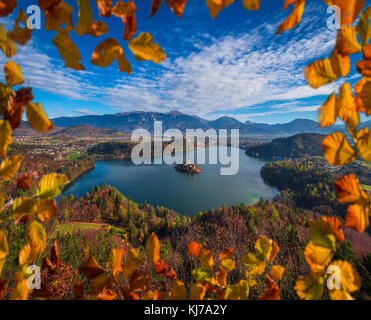 Bled, Slowenien - Blick auf die Skyline des Bleder Sees, vom Aussichtspunkt Ojstrica mit berühmter Wallfahrtskirche Mariä Himmelfahrt, Tradition Stockfoto