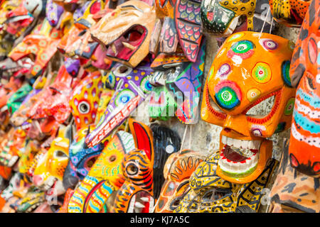 Typische Masken in einem Souvenirladen in Antigua und Guatemala Stockfoto