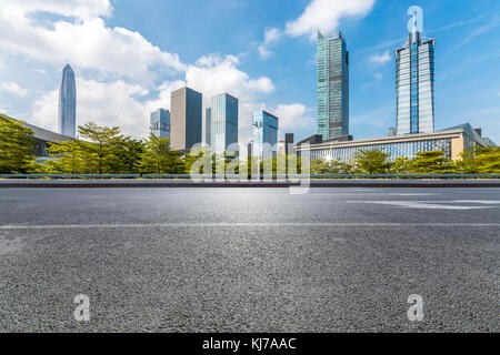 Panoramablick auf die Skyline und den Gebäuden mit leere Straße，Chongqing Stadt，China Stockfoto
