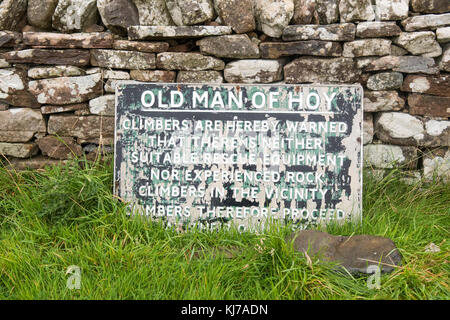 Old man of Hoy - Schild, das Bergsteiger vor den Gefahren des Kletterns des Old man of Hoy Seestrucks, Orkney, Schottland, Großbritannien, warnt Stockfoto