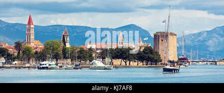 Sibenik ist eine historische Stadt und Hafen an der Adriaküste in Kroatien. Lange breite Banner Stockfoto