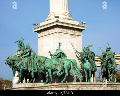 Heroas" Platz in Budapest: Statuen der sieben Häuptlinge Stockfoto