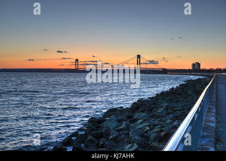 Verrazano Narrows Bridge bei Sonnenuntergang von Brooklyn. Die Bridge eine doppelte geschmückte Suspension Bridge, verbindet die Stadtteile Staten Island und brookly Stockfoto