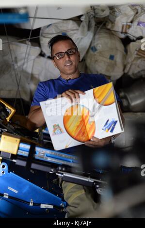 Expedition 53 der US-amerikanische Astronaut Joe Acaba liest ein Buch für Studenten von Bord der Internationalen Raumstation zur Lagerung am 20. November 2017 in der Erdumlaufbahn. Stockfoto