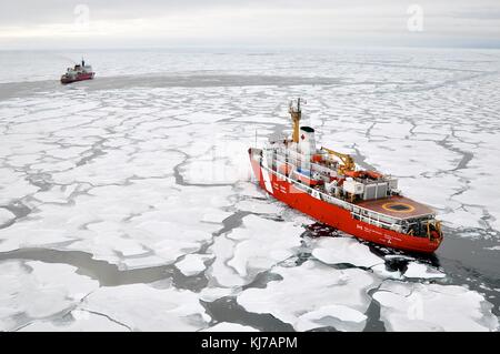 Die kanadische Küstenwache schwere Eisbrecher ccgs Louis s. st-Laurent, rechts, Ansätze der U.S. Coast Guard Cutter Healy, wie sie zusammen arbeiten, Eis in der Förderung der wissenschaftlichen Forschung in den Arktischen Ozean September 5, 2009 in der Nähe von Barrow, Alaska. Stockfoto