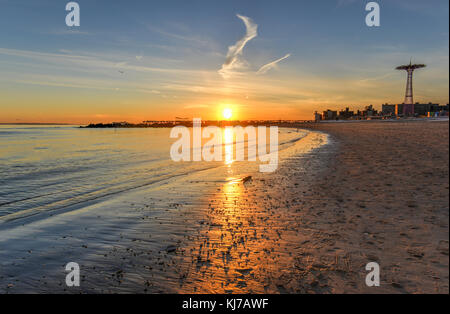 Sonnenuntergang am Strand von Brighton Beach und Coney Island, New York, auch als Little Odessa im Winter mit Schnee bedeckt. Stockfoto