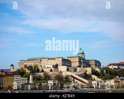 Die Budaer Burg, die von der Pest Seite gesehen. Stockfoto