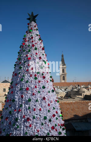 Geschmückten Weihnachtsbaum mit Turm von San Salvador Kloster im Hintergrund, alte Stadt, Jerusalem, Israel Stockfoto