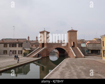 Comacchio, Fe, Italien - 4. November 2017: Brücke von trepponti oder ponte Pallotta, prospektive Blick auf die berühmte Brücke über den Kanal, der die Kreuze Stockfoto