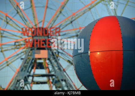 New York - 28. Dezember 2013: Das Wonder Wheel DENO'S WONDER WHEEL Amusement Park in Coney Island, Brooklyn, NY Am 28. Dezember 2013 während Stockfoto