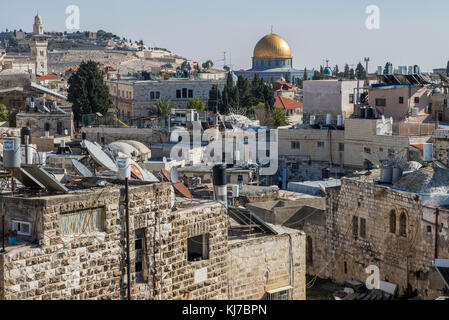 Blick auf die Altstadt vom Damascus-Tor mit Felsendom im Hintergrund, Jerusalem, Israel Stockfoto