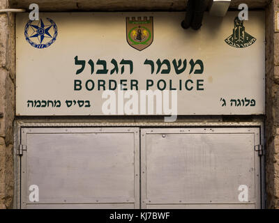 In der Nähe der israelischen Grenze Polizei Schild, Kirche des Heiligen Grabes, alte Stadt, Jerusalem, Israel Stockfoto