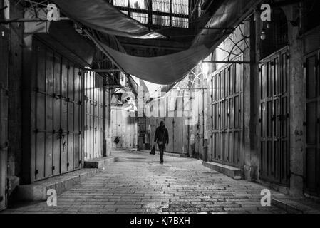 Ansicht der Rückseite Frau wandern in Gasse, Kinder Memorial, die Geschichte des Holocaust Museum Yad Vashem, Jerusalem, Israel Stockfoto