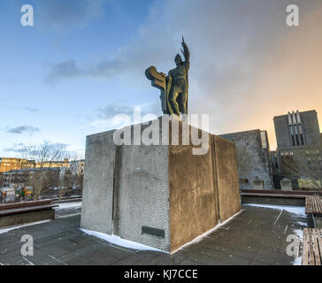 Statue von Ingolf arnarson in arnarholl, Reykjavik, Island. Er war ein Siedler aus Norwegen. Er glaubte in der Hauptstadt in der Nähe von 870 geregelt und ist Stockfoto