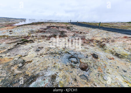 Aktive vulkanische Zone an der gunnuhver geothermale Region mit kochendem Wasser und Wasserdampf entstehen bei der Halbinsel Reykjanes, Island Stockfoto