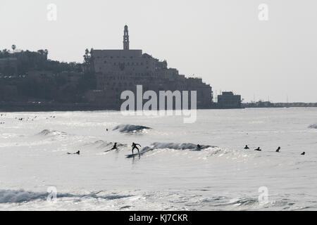 Touristen Surfen in den Strand mit der Stadt im Hintergrund, Tel Aviv - yafo, Tel Aviv, Israel Stockfoto