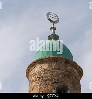 Niedrige Winkelansicht des Minaretts der Al Bahr Moschee, Old Jaffa, Tel Aviv-Yafo, Israel Stockfoto