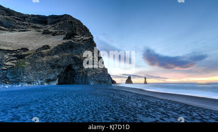 In der breiten Ansicht von reynisdrangar Felsformationen am Strand Reynisfjara bei Sonnenaufgang, halsanefhellir, Island. Stockfoto