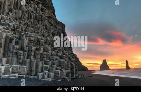 In der breiten Ansicht von reynisdrangar Felsformationen am Strand Reynisfjara bei Sonnenaufgang, halsanefhellir, Island. Stockfoto