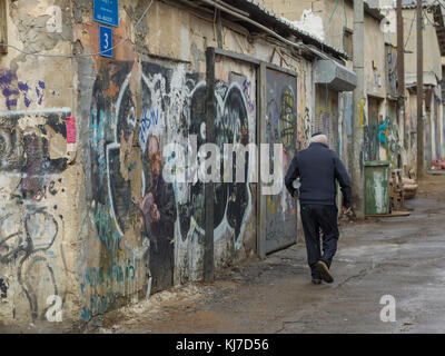 Man Walking Street, Florentin, Tel Aviv, Israel Stockfoto